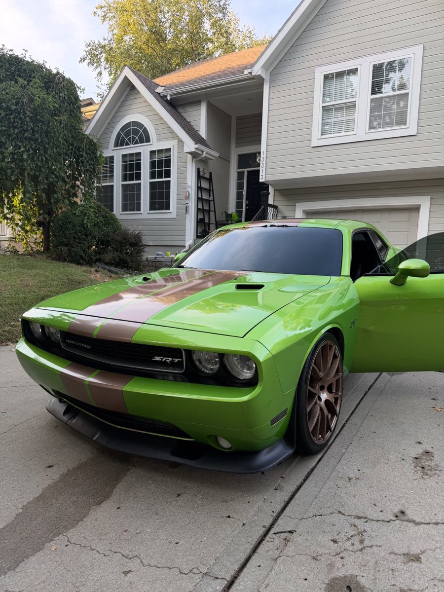 392 SRT8 full detail